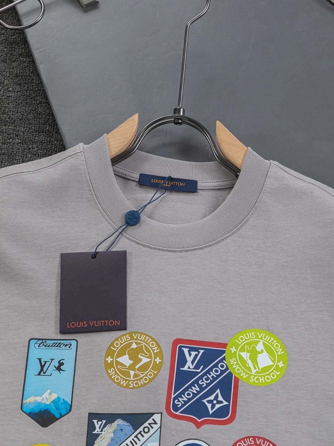 🅿️190 Louis Vuitton 1V LV micro-wide version S-XL LV 26ss New product counters are on the shelves at the same time Multi-process digital direct printing Various travel patches on the chest Micro-stamp printing Round-neck short-sleeved T-shirts, the same style for men and women! Consigned to one-to-one creation. Synchronized with the official website, pure cotton fabrics at the counter! It is close to the skin and comfortable, durable and easy to wear. It has a classic and simple logo design and meticulous original craftsmanship. Short-sleeves, a must-have item for men, do not appear to be the same for the general public, but must be unique and eye-catching. This LV short-sleeve is all about quality, comfort, the same shape and fashion as always, including fabrics and cutting techniques. All of them have been made with great effort! 320 grams of washed pure cotton fabric, pure cotton is breathable, very refreshing and comfortable for daily wear. The rib knitting on the neckline is smooth and tight, and the neckline will not be skewed if you toss it at will. The loose version, you will find that it looks really good on the upper body. The overall is minimalist and neat, super versatile for daily use! Pair it casually with a pair of pants for a youthful look. A T-shirt will make your outfit crazy. It is a fashionable item that can never go wrong! Color: Black White Gray Size: S-XL Size chart: S: Shoulder width 50-Bust 56-Length 70 M: Shoulder width 52-Bust 57-Length 72 L: Shoulder width 54-Bust 59-Length 74 XL: Shoulder width 56-Bust 62-Length 76